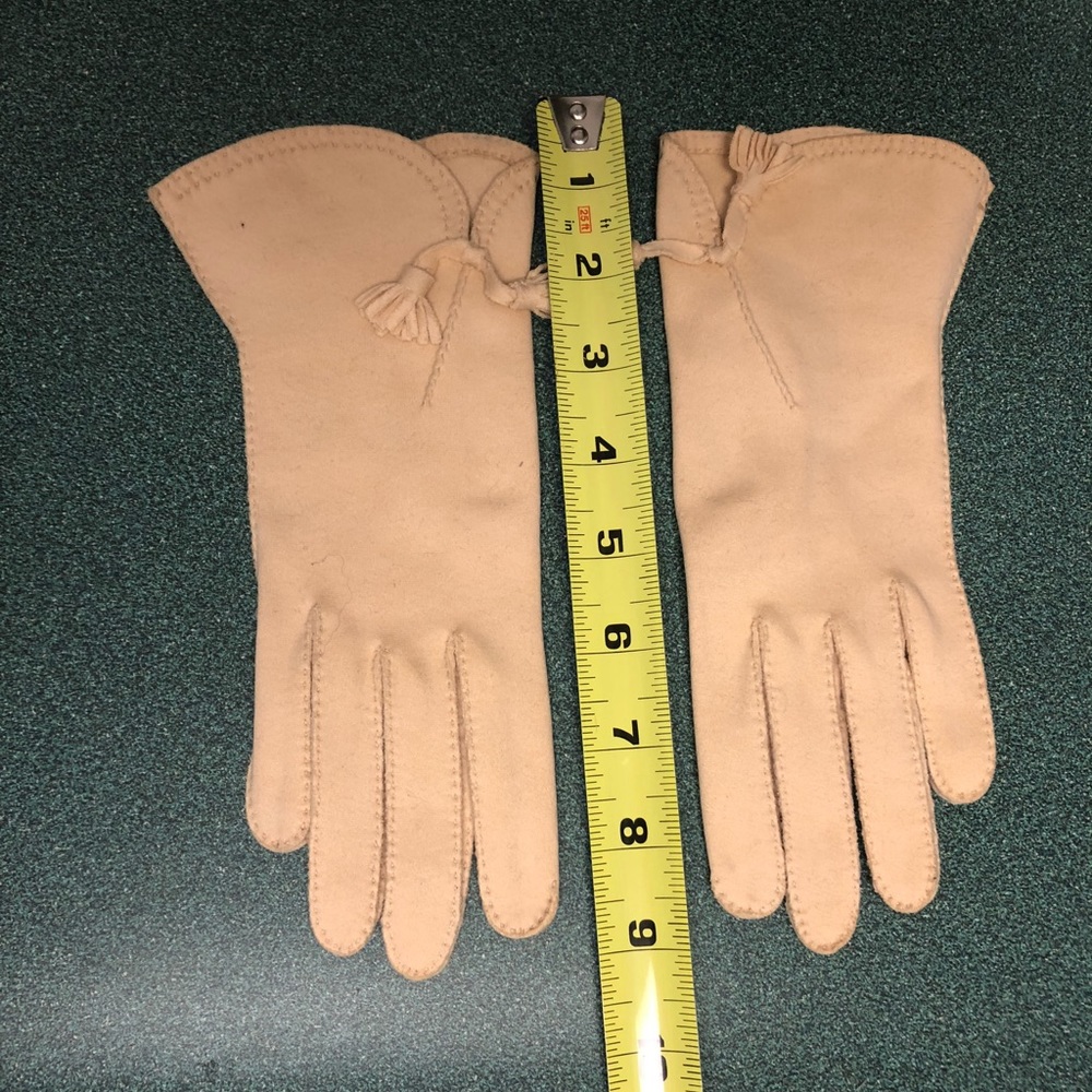 Fownes Doette Deluxe // cream gloves // vintage // hand sewn - Picture 3 of 8